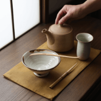Hier finden Sie das passende Zubehör und nützliche Utensilien für die Zubereitung und den Genuss japanischen Grüntees.