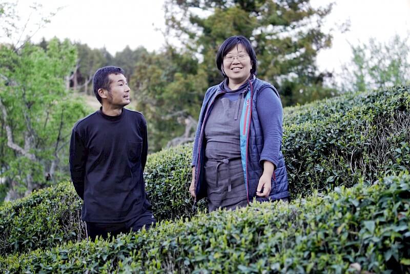 Foto: Fumiaki (rechts) und Luna (links) in einer Parzelle ihres Betriebs Suikyo, die als "Teeberg" kategorisiert ist